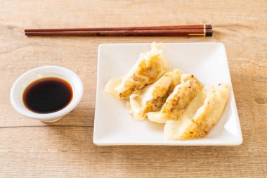 Japon gyoza 'sı ya da soya soslu hamur tatlısı.