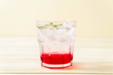 ahşap masa buzlu çilekli soda