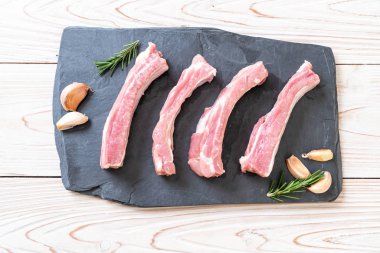 Taze Çiğ domuz kaburga üzerinde kara tahta malzemelerle