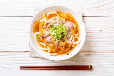 Udon ramen noodle ile domuz eti ve kimchi - Kore ve Japon gıda tarzı