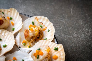 Kızarmış deniz tarağı, tereyağı ve sarımsak.