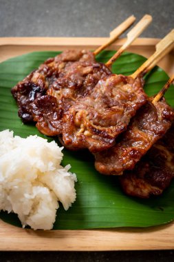Beyaz pilavlı ızgara süt domuzu. Tayland sokak yemeği tarzı.