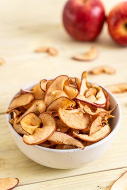 Ahşap arka planda kesilmiş ev yapımı organik elma.