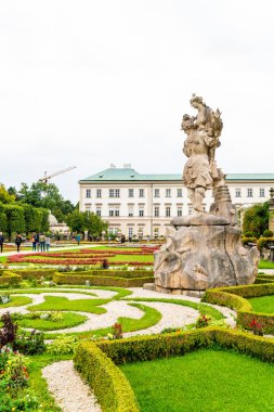 Salzburg, Avusturya - 30 Ağustos 2018: Mirabell Sarayı ve bahçeleri yürüyüş mesafesinde turistler