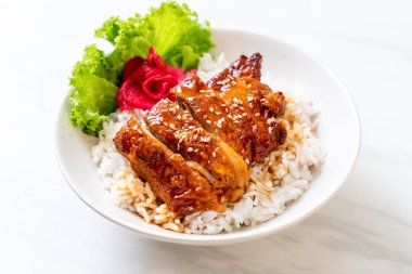 tepesinde ekmek kapısı üzerinde teriyaki soslu ızgara tavuk
