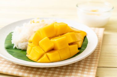 Yapışkan pirinçli mango - Tayland 'ın popüler geleneksel tatlısı