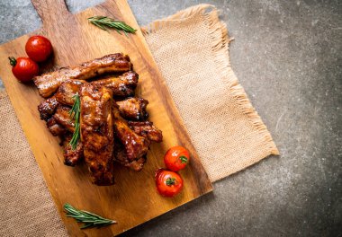 Biberiye ve domatesli ızgara pirzola.