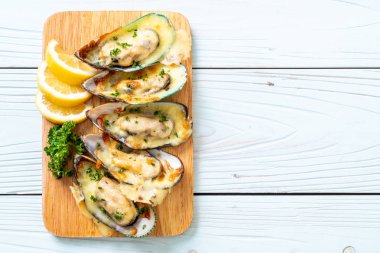 Peynirli taze midye.