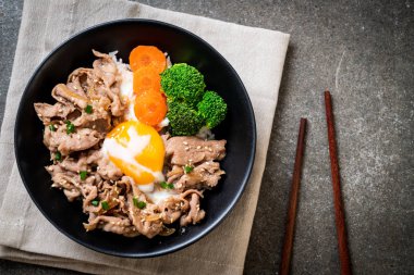 Donburi, domuz eti Pilav kasesi onsen yumurta ve sebze - Japon gıda tarzı
