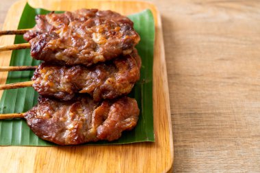 Beyaz pilavlı ızgara süt domuzu. Tayland sokak yemeği tarzı.