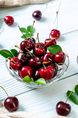 Ahşap arka planda taze kirazlar