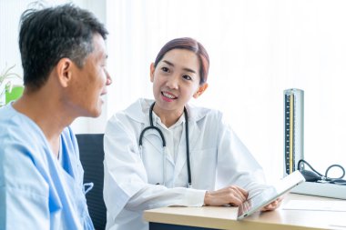 Asya kıdemli olan istişare ile doktor hasta Office - seçici odak noktası