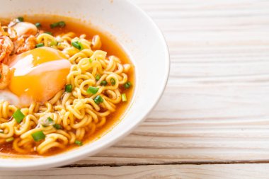 Kimchi ve yumurta - Korece ramen tarzı ile Kore anlık erişte