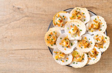 Kızarmış deniz tarağı, tereyağı ve sarımsak.