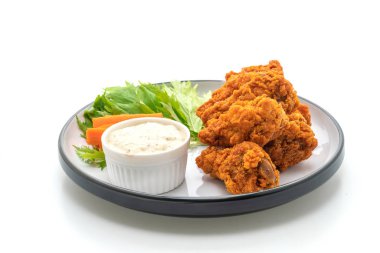 sebze izole üzerinde beyaz arka plan ile kızarmış baharatlı tavuk kanatları