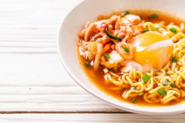 Kimchi ve yumurta - Korece ramen tarzı ile Kore anlık erişte