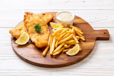 Balık ve patates kızartması. Sağlıksız yiyecekler.