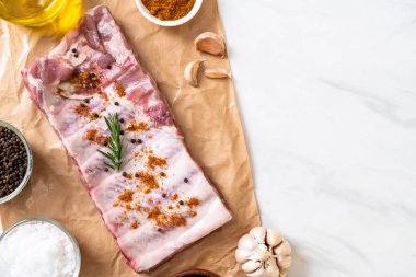 Taze Çiğ domuz kaburga malzemelerle kavurma için hazır