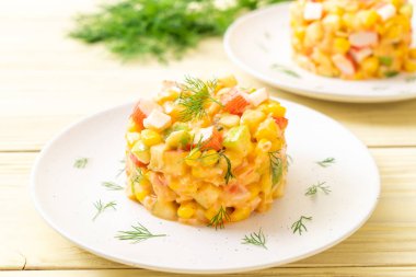 meyve salatası (elma, Mısır, papaya, ananas) - yengeç sopa ile karışık sağlıklı gıda tarzı