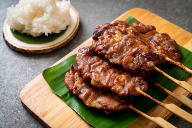 Beyaz pilavlı ızgara süt domuzu. Tayland sokak yemeği tarzı.