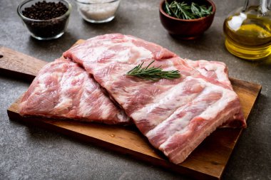 Taze Çiğ domuz kaburga malzemelerle