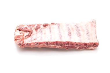 Beyaz arka planda taze çiğ domuz pirzolası.