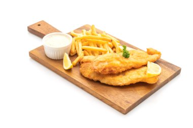 Balık ve cips beyaz arka plan üzerinde izole patates kızartması ile