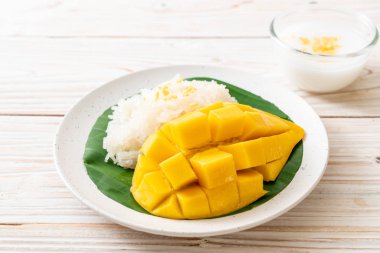 Yapışkan pirinçli mango - Tayland 'ın popüler geleneksel tatlısı