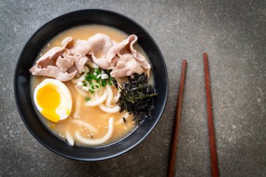 udon erişteli domuz çorbası Japon usulü.