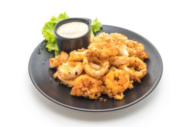 Kızarmış squids ve beyaz arka plan üzerinde izole soslu ahtapot (kalamar)