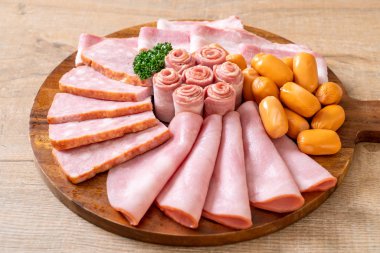 pastırma, sosis, jambon füme ve barbekü pastırma ahşap tahta üzerinde