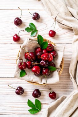Ahşap arka planda taze kirazlar