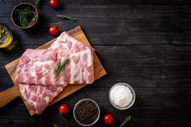 Taze Çiğ domuz kaburga malzemelerle