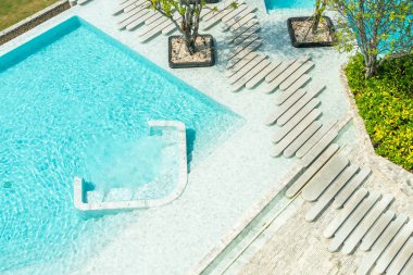 Havadan görünümü güzel lüks otel yüzme havuzu çare ile bir yürüyüş yolu
