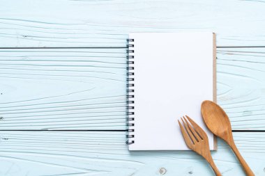metin Not ahşap yüzey ve tahta kaşık ve çatal ile kopya sapce için boş defter