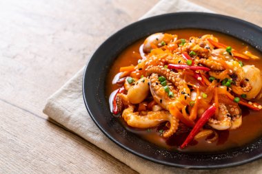 tavada kızartılmış ahtapot veya kalamar ile Kore baharatlı hamur (osam bulgogi) - Kore Gıda tarzı