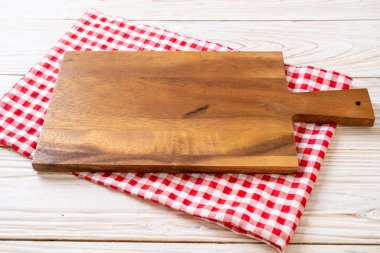 ahşap arka plan üzerinde mutfak bezle ahşap tahta boş kesme