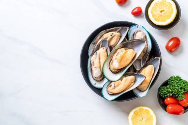 üzerinde siyah kase taze midye