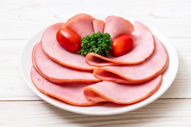 tabağa dilimlenmiş jambon füme