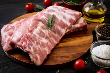 Taze Çiğ domuz kaburga malzemelerle