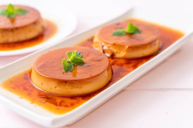 Ev yapımı karamel kremalı puding ahşap arka plan üzerinde