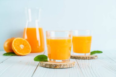 Ahşap arka plan - sağlıklı içecek üzerinde taze portakal suyu