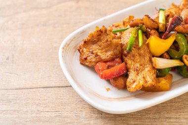 Kaju fıstığı - Asya gıda ile tavada kızartılmış tavuk