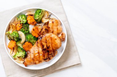 çukurunu tavuk göğsü biftek sebze (brokoli, havuç, soğan ile)