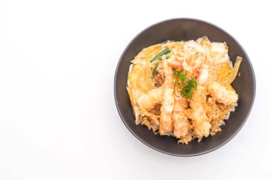 Beyaz arka plan üzerinde izole tepesinde ekmek kapısı üzerinde kızarmış karides tempura