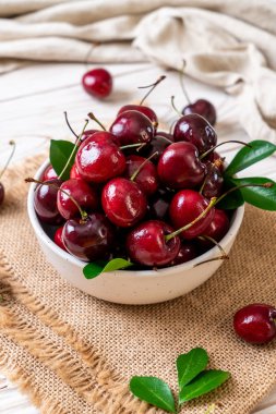 Ahşap arka planda taze kirazlar