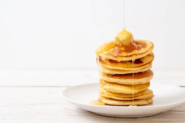 Pfannkuchen Stapeln Sich Mit Butter Und Honig — Stockfoto