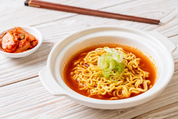 Fideos Instantáneos Picantes Coreanos Con Kimchi Estilo Comida Coreana — Foto de Stock