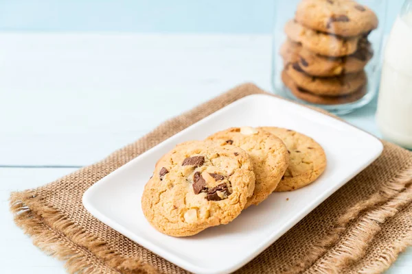 Biscoitos Com Lascas Chocolate Fundo Madeira — Fotografia de Stock