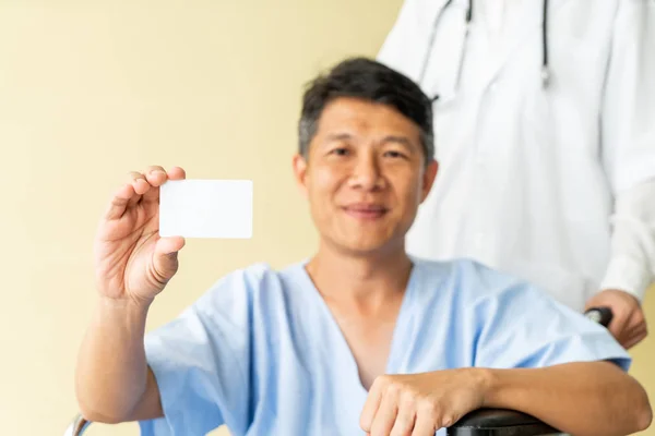 Asiático Paciente Sênior Cadeira Rodas Sorrindo Com Cartão Crédito Ponto — Fotografia de Stock